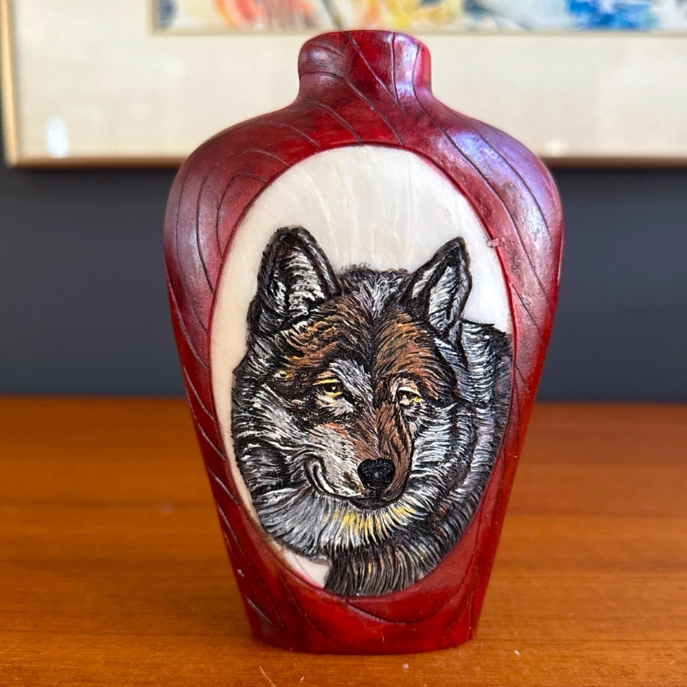 VINTAGE HAND PAINTED WOLF CARVING RESIN RED BOTTLE Vase COLLECTIBLE